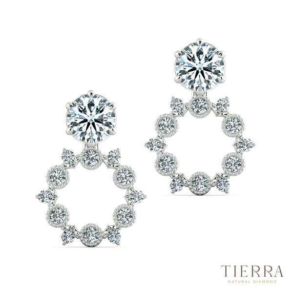 Trang sức bông tai đẹp có vòng tròn lớn tạo sự cân đối cho khuôn mặt trái tim